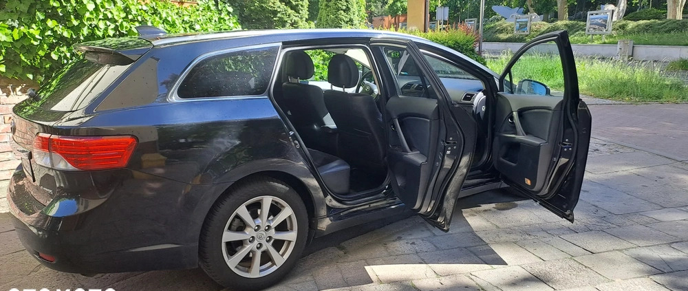 Toyota Avensis cena 38500 przebieg: 198500, rok produkcji 2013 z Świnoujście małe 56